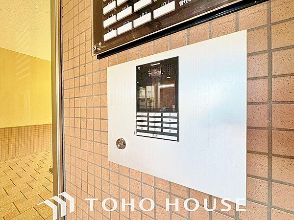 当マンションエントランスには、防犯対策の「オートロック」を採用。マンション住人以外の侵入を防ぐために設置しました。お子様がいらっしゃるご家庭にも安心の設備です。
