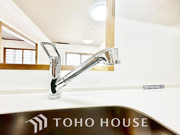 ボタン一つで浄水と原水を切り替えられる浄水器一体型水栓。場所を取らずにおいしく安全な水が使え、毎日の料理を美味しくサポートします。近年主流となっている人気のスタイリッシュな設備をぜひ現地でご覧下さい。