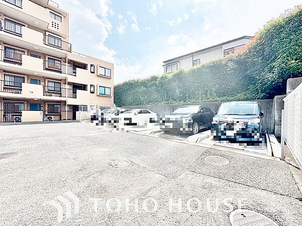 お出かけや日々の移動に便利な敷地内駐車場のあるマンション。車をすぐ近くに停められる安心感と利便性が、快適な新生活を支えます。区画のサイズ、現在の空き状況、料金等についてはお気軽にお問い合わせください。