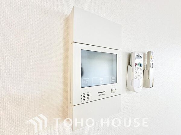 「見える安心」を実現するＴＶモニター付きインターホンを設置。来訪者の顔を室内から一目で確認できるため、防犯性が高く、お子様の留守番時も安心です。家族の安全を守る確かな配慮を、ぜひ現地でお確かめ下さい。