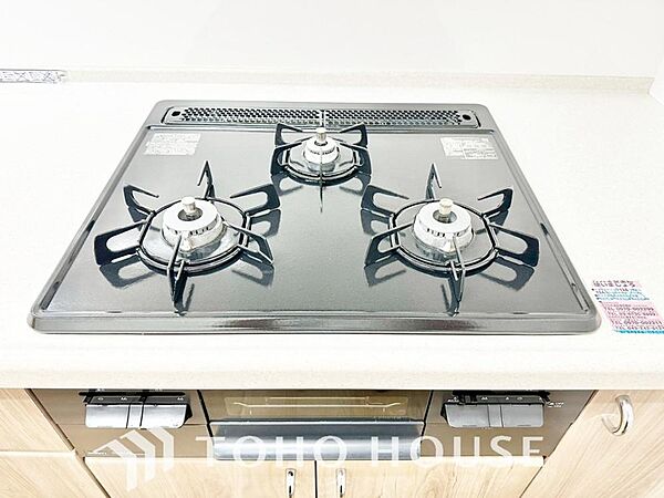 一度に複数のお料理を並行して作れる、便利な3口コンロを採用。毎日のキッチンタイムを大幅に効率化し、忙しい時間帯の家事をサポートします。料理がもっと楽しくなる、機能的で使いやすい設備を現地でご覧下さい。