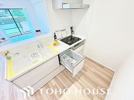 すっきり収まるビルトイン食洗機。手洗いでは難しい高温のお湯や、高圧水流を使うことにより、頑固な油汚れも、効果的に落とすことができます。家事の時間を大幅に短縮し、毎日の暮らしにゆとりをもたらす設備です。