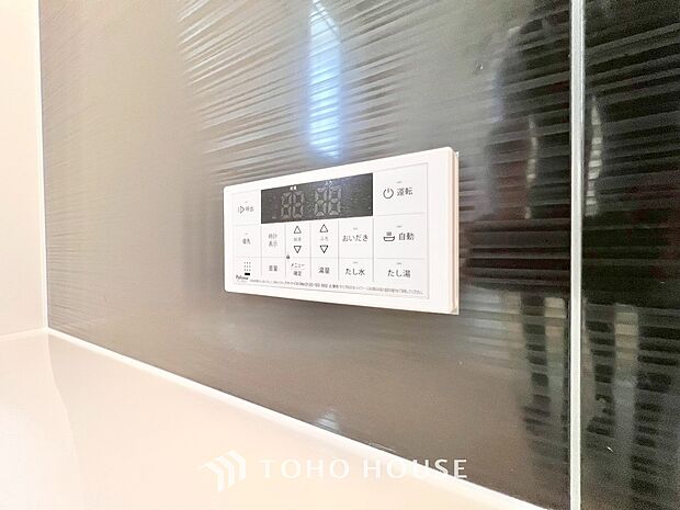 スイッチ1つで湯を浴槽に張ったり、保温や追い焚きをすることができるシステムが付いたオートバス。