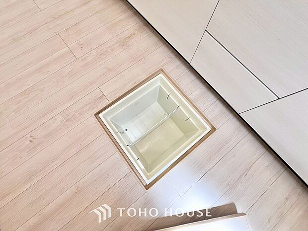 床下収納の場合は使っていない空間を有効利用するので、キッチンを狭くすることなく収納場所を増やせます。