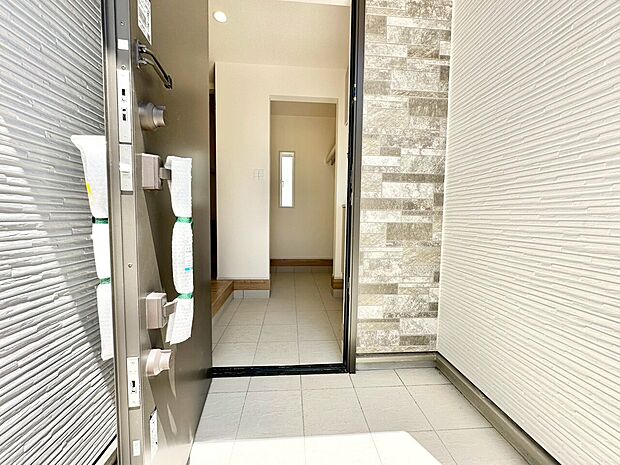 温かみのある色合いでデザインされた玄関は、優しい雰囲気です。帰りたくなる、安息の住まいです。