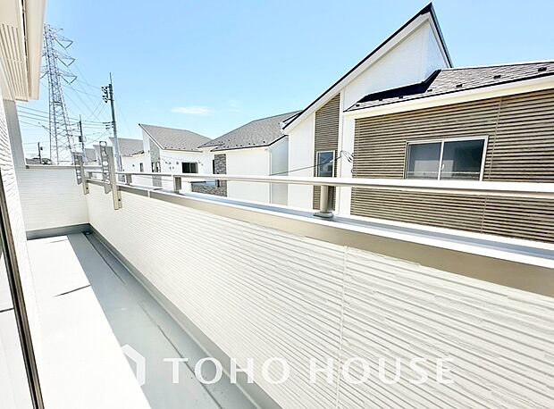 頬をなでる優しい風を感じることが出来るバルコニー。つい深呼吸をしたくなる気持ちの良い眺望です。