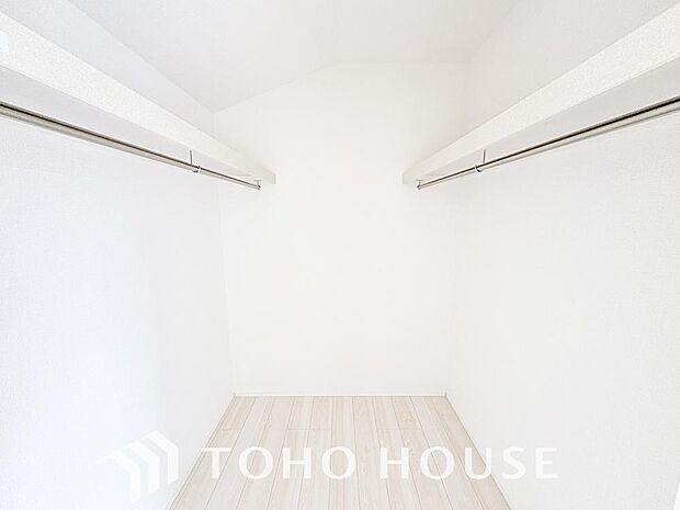 大容量のウォークインクローゼット。大きさ&広さの感覚が画像では伝わりづらいので是非現地をご覧下さい。