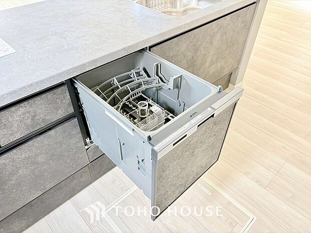 ビルトイン食器洗浄乾燥機付きのシステムキッチン。毎日の家事負担を軽減する嬉しい設備です。