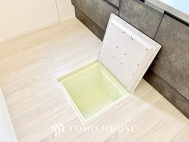 キッチン下部に設けた床下収納。缶詰のストックや非常食、梅酒や味噌などの保存食入れとして利用可です。