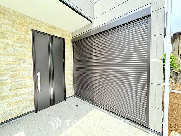 戸建にも防犯機能のシャッターを完備しております。寒い冬でも中から開閉が可能ですのでラクラクな所も便利です。