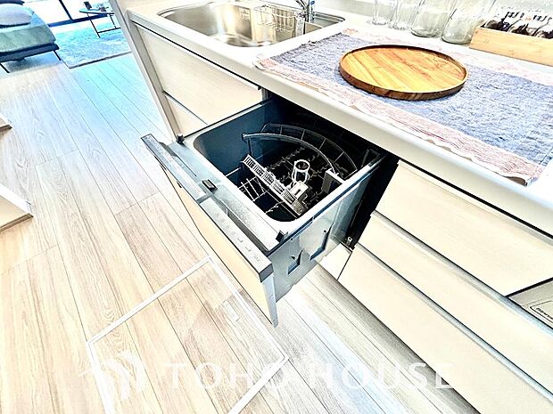 ビルトイン食洗機。高温のお湯や高圧水流を使うことにより汚れを効果的に落とすことができます。