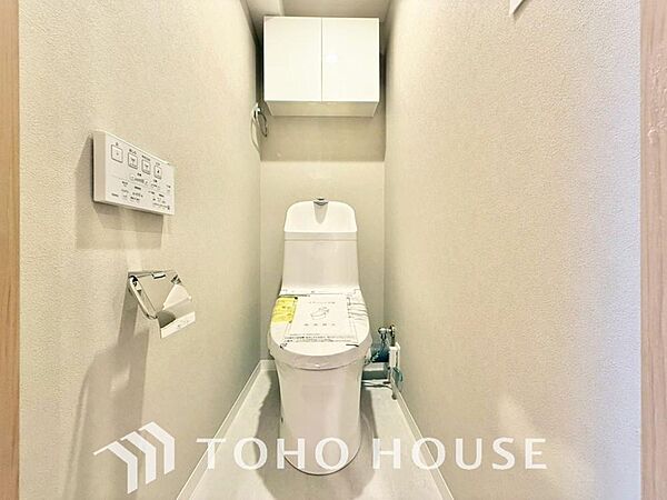 十分な広さと清潔感のあるカラーで纏まったおトイレ。時間に余裕とゆとりを持たせます。