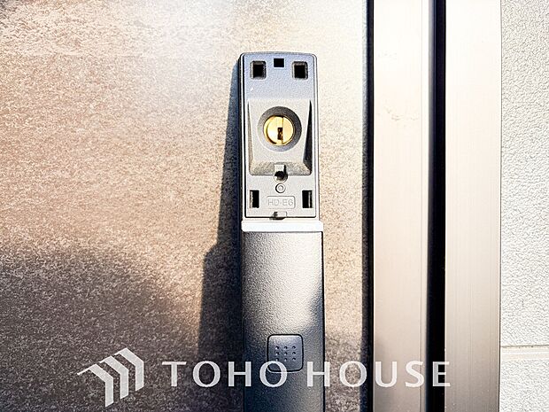 ICチップを用いたカードやボタンなどで玄関扉の鍵の施錠・解錠が出来る設備。
