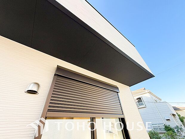 戸建にも防犯機能のシャッターを完備しております。寒い冬でも中から開閉が可能ですのでラクラクな所も便利です。