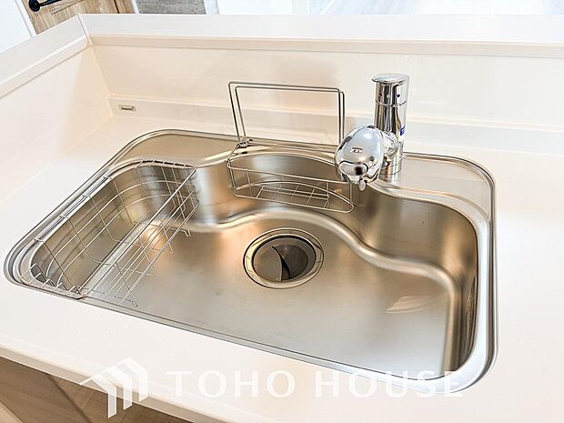 クリアな水が毎日使え見た目にもスマートな浄水器一体型。お料理などで安心して使える人気の機能です。