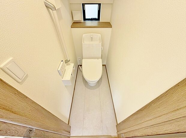 白で統一された清潔感のあるトイレ。もちろん温水洗浄機能付きです。