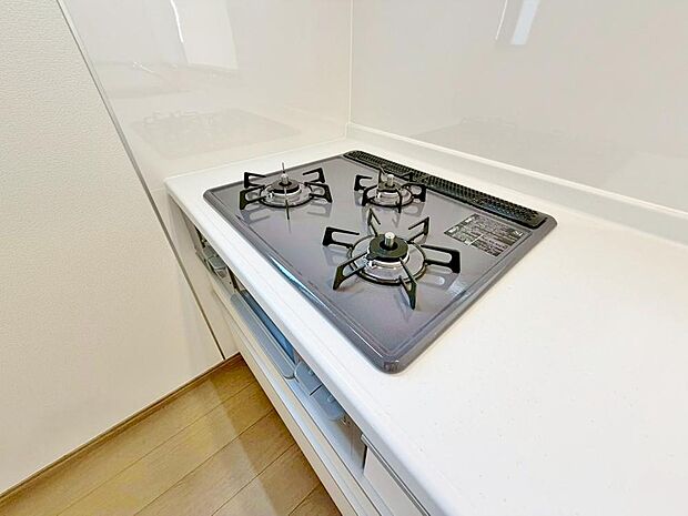 3口コンロは一度に複数のお料理を作ることができるメリットがあります。毎日のキッチンタイムを効率よく。