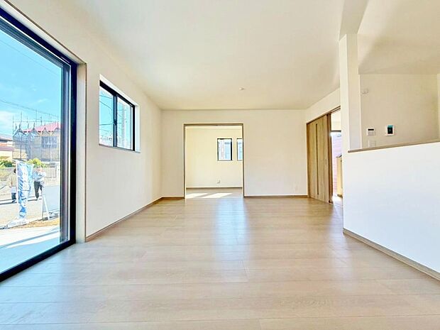 明るく穏やかな空気の中で飲んだり、食べたり、笑ったり。一日の中で多くの時間を過すことになるリビング。