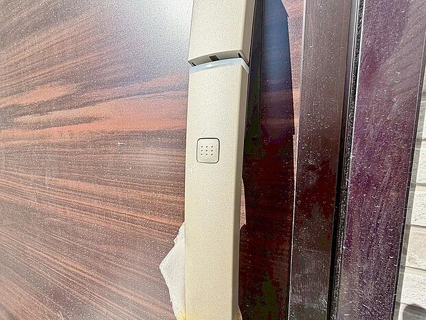 共用玄関にオートロックがあることで防犯効果が高まります。