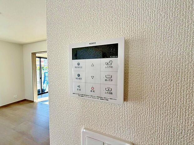 スイッチ1つで一定量の湯を浴槽に張ったり、保温や追い焚きをすることができる機能は何かと便利。