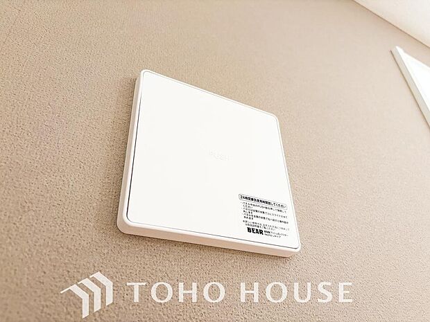 「24時間換気システム」従来の自然換気とは異なり、強制的に室内の空気の入れ替えを自動的に行う事を可能とした「換気設備」です。シックハウス症候群対策としても重要な設備です。