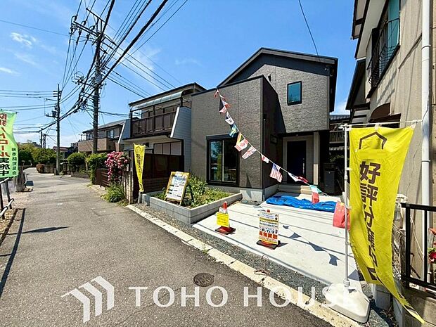街並みの風景に包み込まれながら、瀟洒な印象も湛えて佇みます。