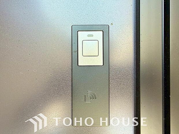 ICチップを用いたカードキー等で玄関扉の施錠＆解錠が出来る設備。最近は鍵穴の無いドアも増えてます。