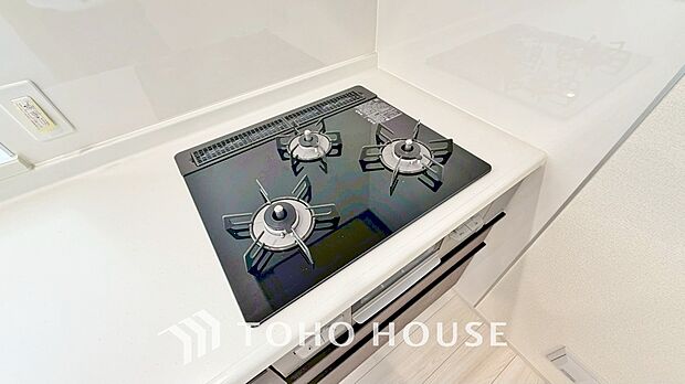 3口コンロは一度に複数のお料理を作ることができるメリットがあります。毎日のキッチンタイムを効率よく。