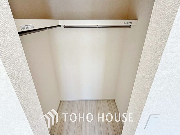 奥行きあるクローゼットを採用。衣装ケースや、掃除機といった物を収納できるような造りになっております。