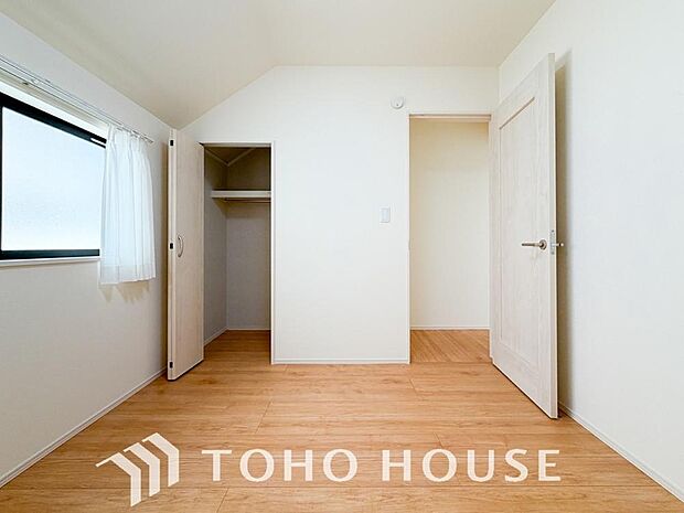 「それぞれのお部屋」各居室にはクローゼットを完備し、家具の配置にも困らない設計がされています。採光と通風のバランスがほどよく絶妙です。
