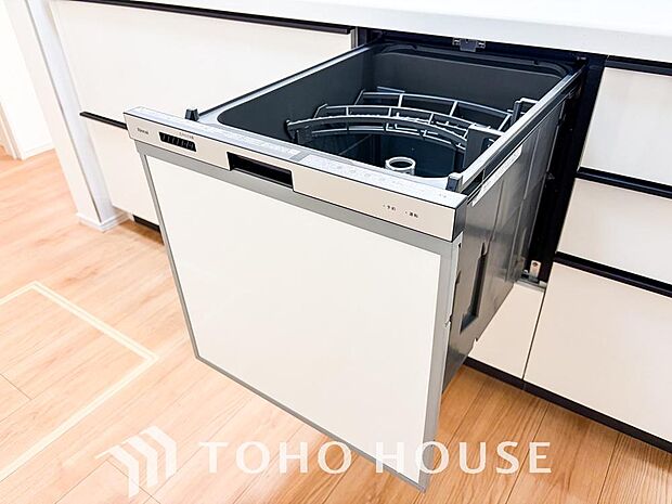 ビルトイン食洗機。高温のお湯や高圧水流を使うことにより汚れを効果的に落とすことができます。