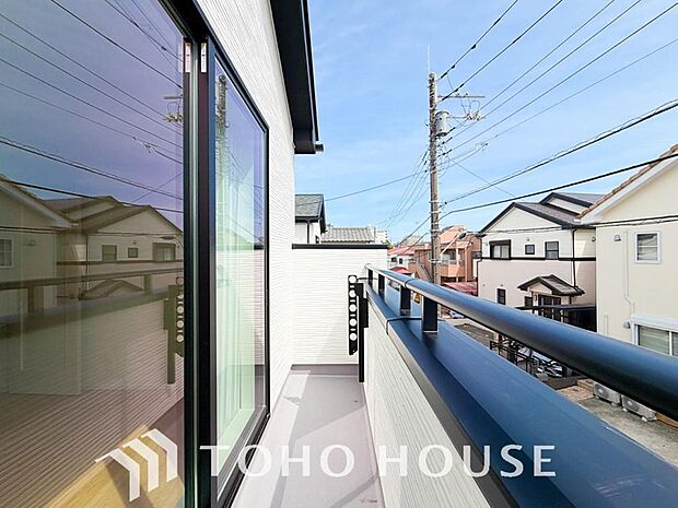 通風・採光に優れ、心地よい光と風があふれています。優しい陽射しが差し込むバルコニーとなっております。