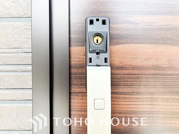 電子錠・カードキーシステム。合鍵を作りづらく、ピッキングが不可能なので、防犯対策に効果的です。
