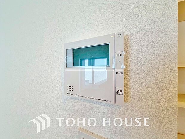 「追い炊き給湯リモコン」スイッチ1つでお湯張りや保温・追い焚きができるオートバスシステム。通知や音声の音量調節もできるので、深夜やお子様が寝ている際でも安心。家事効率UPと時短ができる、嬉しい設備。