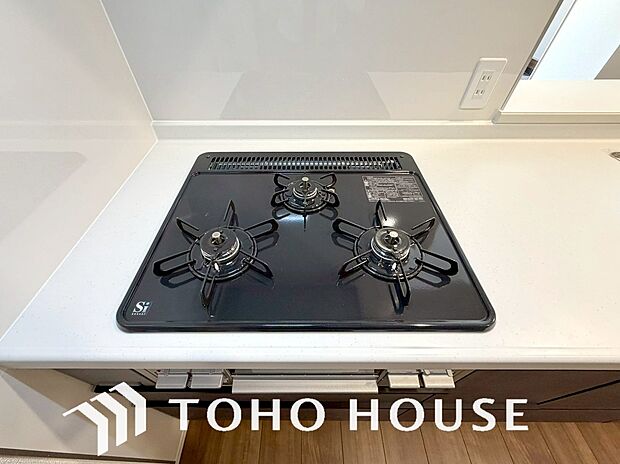 3口コンロは一度に複数のお料理を作ることができるメリットがあります。毎日のキッチンタイムを効率よく。