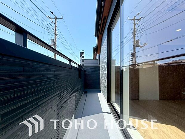 夜空の煌めきや、室内への通風や採光へ一役。ガーデニング等も充分に楽しめる広さを確保しております。