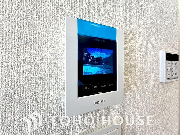 誰が来てもわかる様にモニター付きインターホンを設置。家事導線を考慮した個所に設置し、防犯性と利便性に優れ快適と安らぎを合わせた優しい設計。