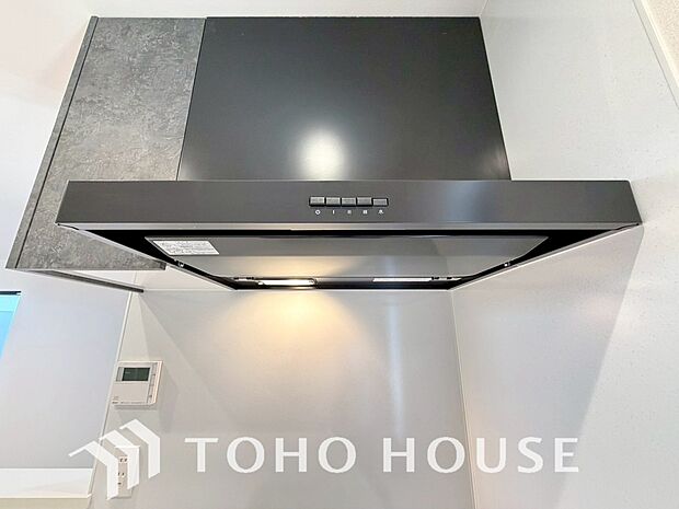 最新のレンジフードは静音性や省エネ性能が向上しデザインもスタイリッシュ。効率的な換気で料理を快適に。
