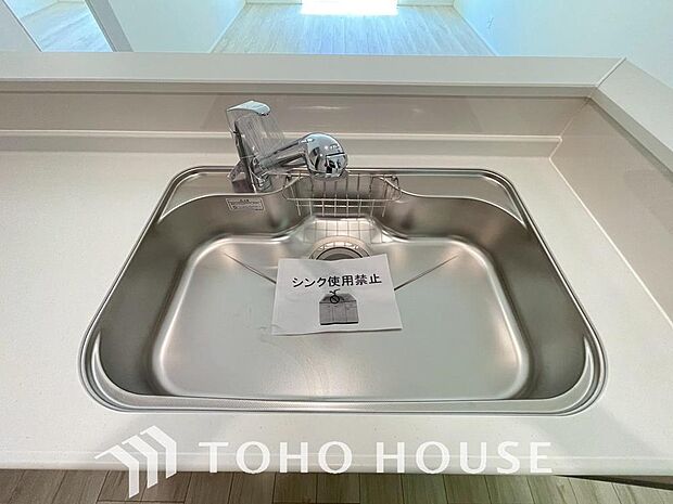「浄水機能一体型水栓」安全でおいしい水を手軽に。ボタンひとつで浄水と原水に切り替わる浄水器一体型水栓。お米を研ぐ際やお子様のためのご飯をつくる際に、ちゃんときれいなお水を使える安心も備わっています。