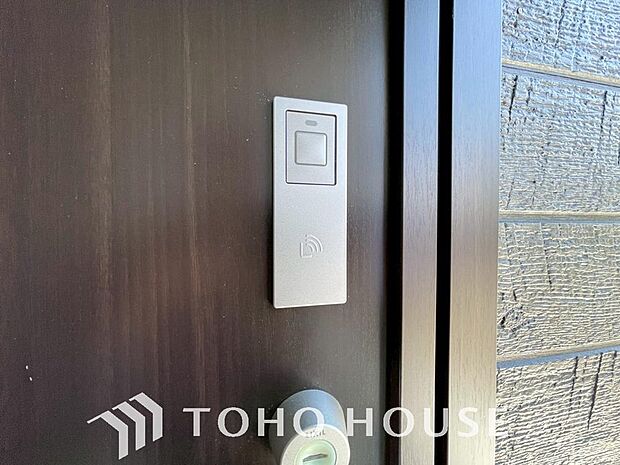 見た目すっきりのスリムタイプのレンジフード。掃除のし易さも◎です。