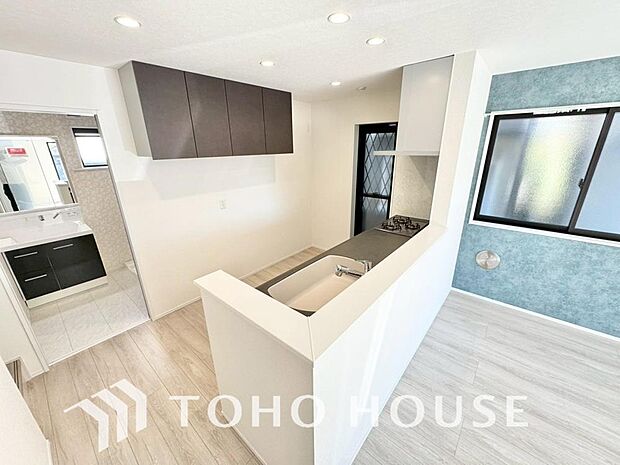 夫婦そろってキッチンに立っても調理がしやすく余裕の広さ。家事をしながら会話も弾みます。