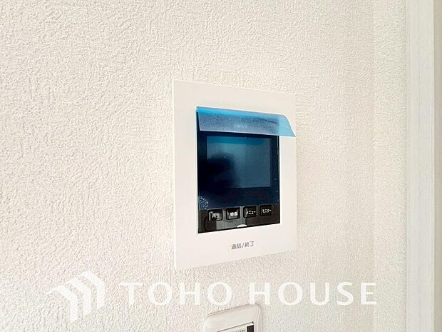 誰が来てもわかる様にモニター付きインターホンを設置。家事導線を考慮した個所に設置し、防犯性と利便性に優れ快適と安らぎを合わせた優しい設計。