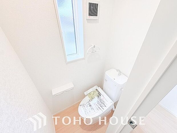 十分な広さと清潔感のあるカラーで纏まったおトイレ。時間に余裕とゆとりを持たせます。