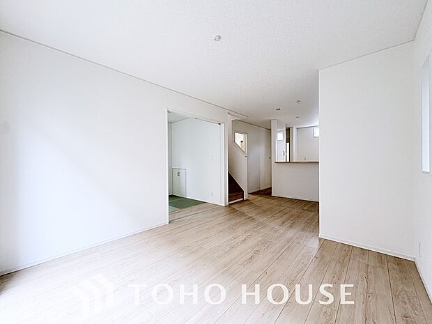 光が注がれる青い空から鮮やかに赤色にゆっくりと染まる。そんな優しい時間がここでは流れてゆく。