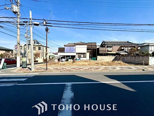 街並みの風景に包み込まれながら、瀟洒な印象も湛えて佇みます。