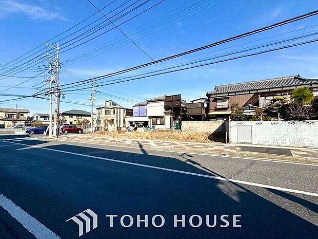 周辺環境とのコラボレーションにより明るく開放的な空間を演出しております。