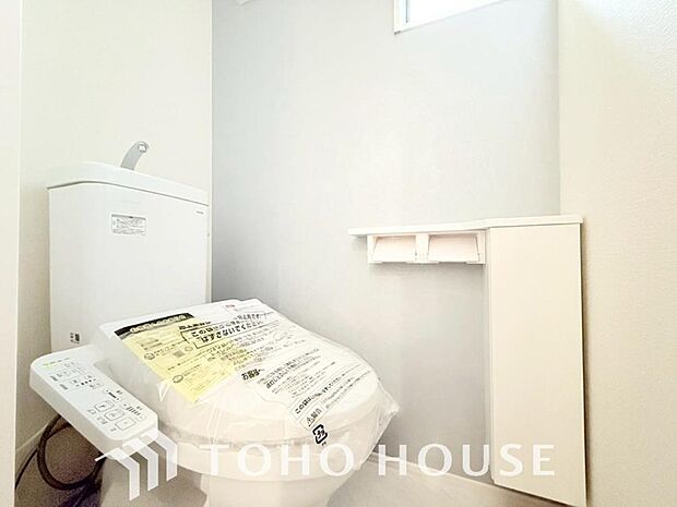 十分な広さと清潔感のあるカラーで纏まったおトイレ。時間に余裕とゆとりを持たせます。