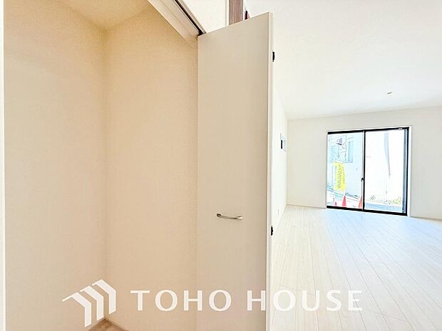 建物内部の収納には拘りました。共有部分に設けた収納。お荷物が多い方にも安心です。