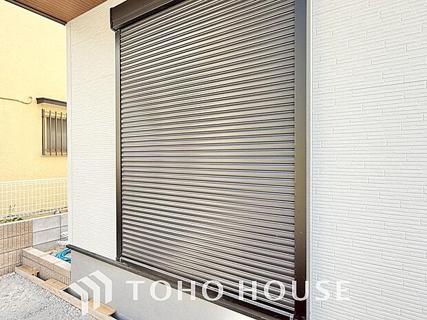 台風などの激しい雨風からお家を守るのはもちろん、空き巣対策などの防犯抑止や防音にも効果を発揮します。