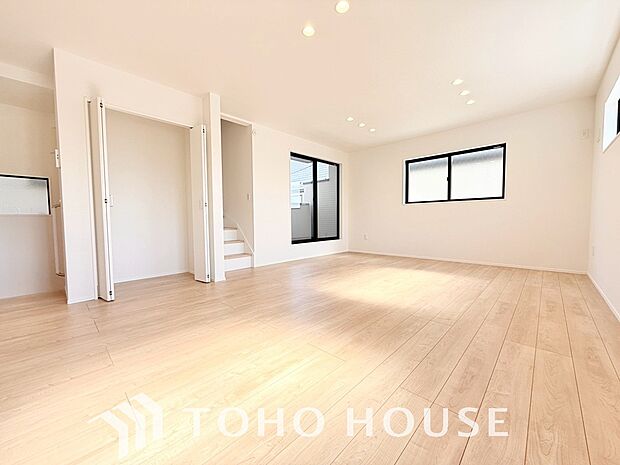光が注がれる青い空から鮮やかに赤色にゆっくりと染まる。そんな優しい時間がここでは流れてゆく。